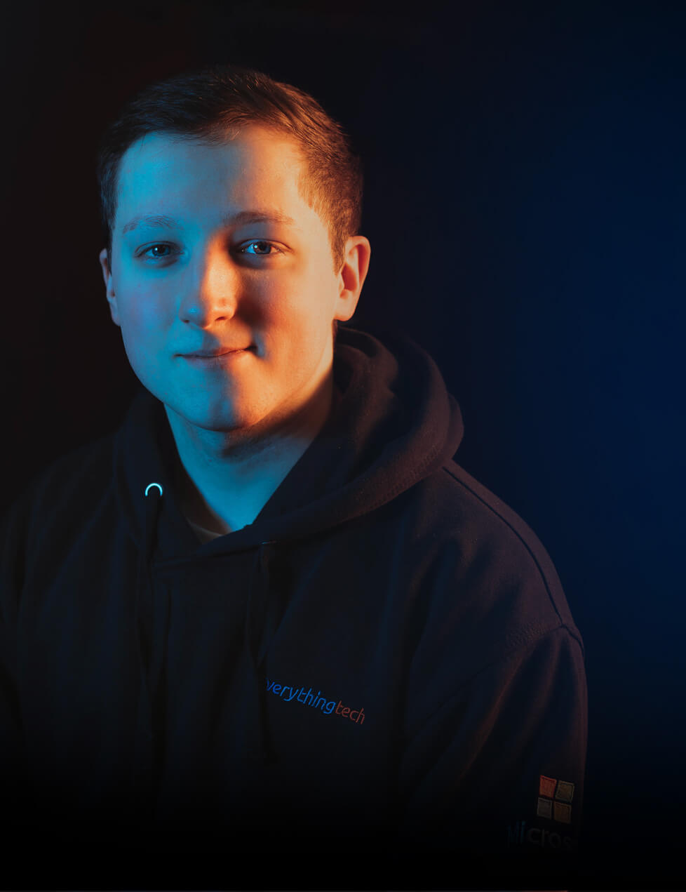 everything tech hero image of staff member for cloud transformation mobile